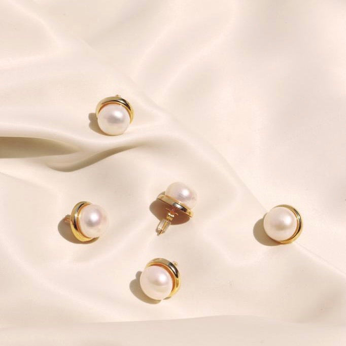 pearl stud with gold outline