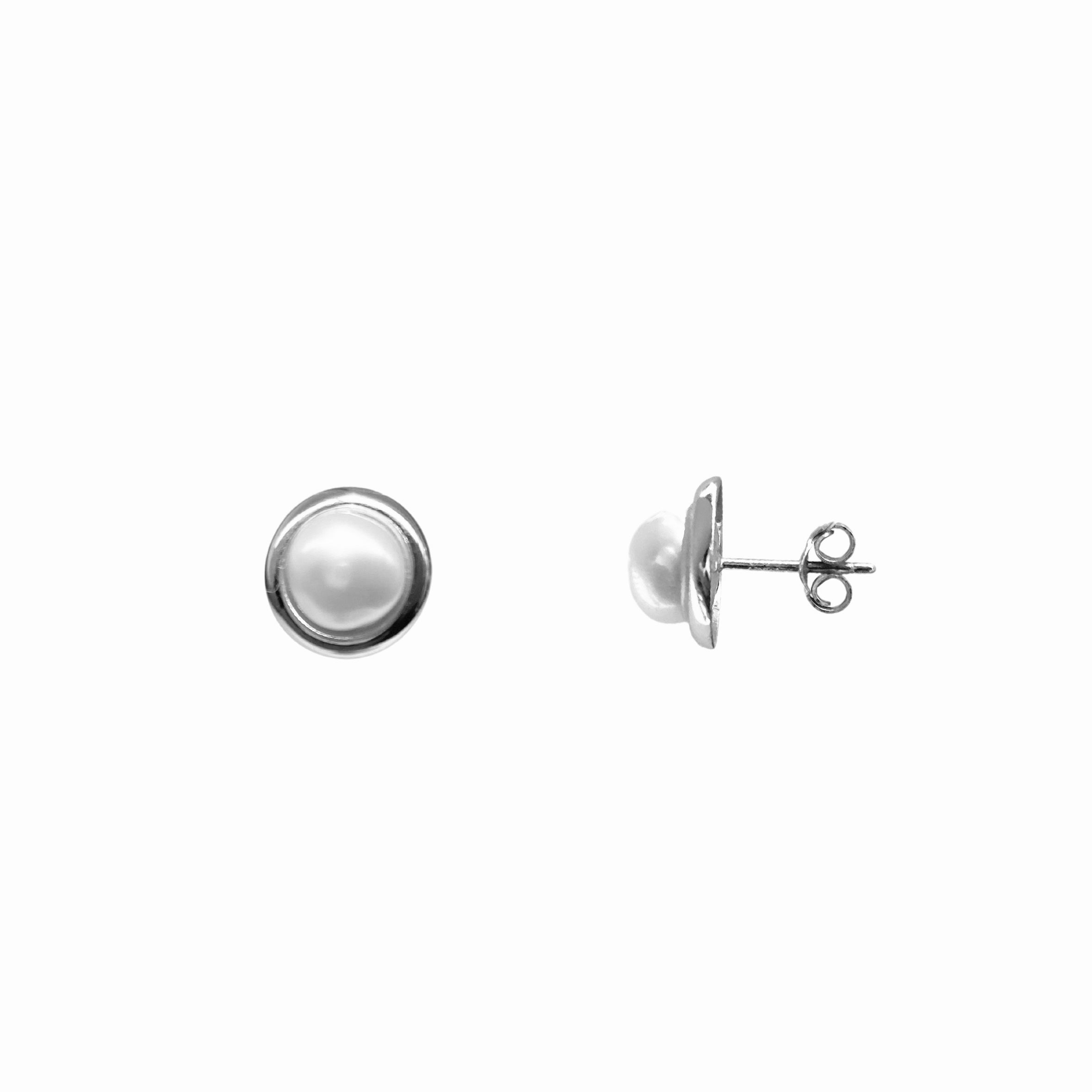 pearl stud with gold outline